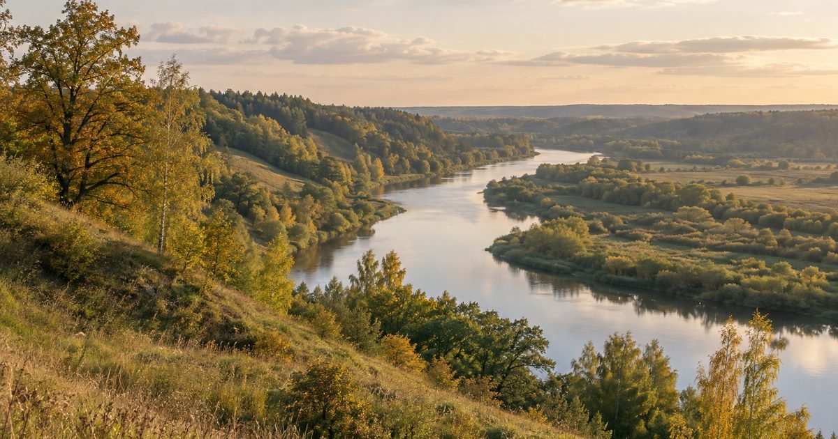 Platus upės slėnis su stačiais žaliais šlaitais ir ąžuolais rudenį